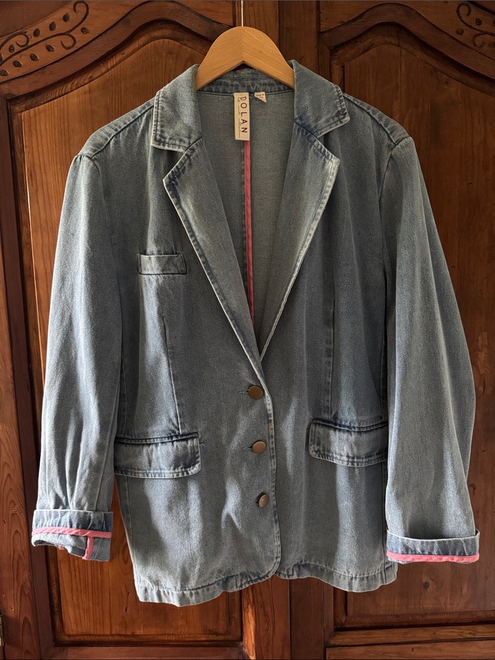 EUC DOLAN ANTHROPOLOGIE LIGHTWASH THREE BUTTON BLAZER. SIZE M.
